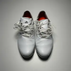 Jag säljer ett par Addidas Tour 360 som bara har använts 36 hål. Jätteskön sko som påminner om deras lite mer vardagliga ”ultra boost”.