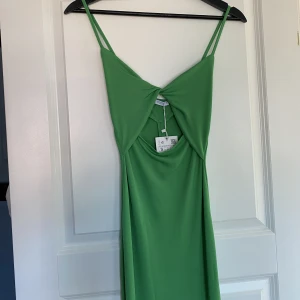 Klänning från zara - Skitsnygg klänning med utskärning. Superskönt material och klänningen är endast testad!Nypris ca 250kr, klänningen är köpt i Kroatien därav den utländska prislappen🫶🏻. Passar förmodligen bättre på de med lite mindre byst🥹. Pris kan diskuteras✨