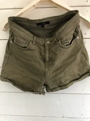 Grön denim shorts