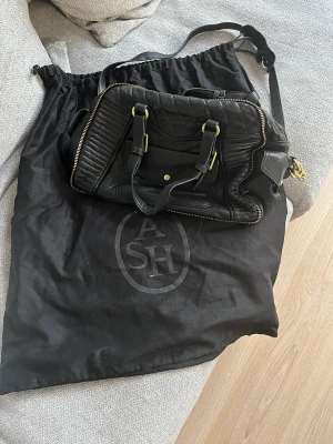 ASH väska - Väska från ASH köpt i USA. Använd fåtal gånger. Kommer inte till användning tyvärr! Ingår en dustbag till. 