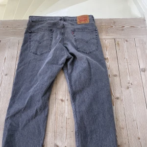 Gråa levis 505 jeans - Köpte dessa schyssta jeans på @95studiovintage butiken och det blev lite av ett stressköp och den passar inte mig så som jag vill. Det går bra att buda!