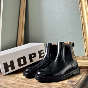 Hope Kick Chelsea Boot - Säljer ett par Kick Chelsea Boots som jag fått i present, men tyvärr i fel storlek. Endast använda en gång och provade hemma🍁 En del av kartongen finns kvar, men tyvärr inte kvitto, men tror att de är köpta på Åhléns.