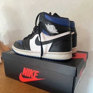 Jordan 1 retro high royal blue toe  - Tjena! Säljer nu mina Jordan 1 str 42 i bra skick. Säljer dessa på grund av att jag inte använder de längre. Orginalbox med mörkblåa snören medföljer. Fullt äkta och är köpta från Restock. Nypris ca 4500. 