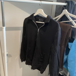 Svart Zip tröja  - Svart zip tröja använd 2-3 gånger och är väldigt bekväm. 