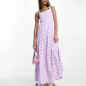 Superfin ljuslila klänning - En riktig sommardröm! Så så fin klänning, tyvärr var den för liten för mig över bröstet, så tyvärr rätt liten i storlek. Helt oanvänd, lapp kvar!