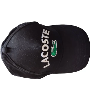Lacoste Keps - Hej. Säljer en snygg och skön Lacoste keps. Vet ej om den är äkta men bra kvalitet! DM för köp. Seriösa köpare