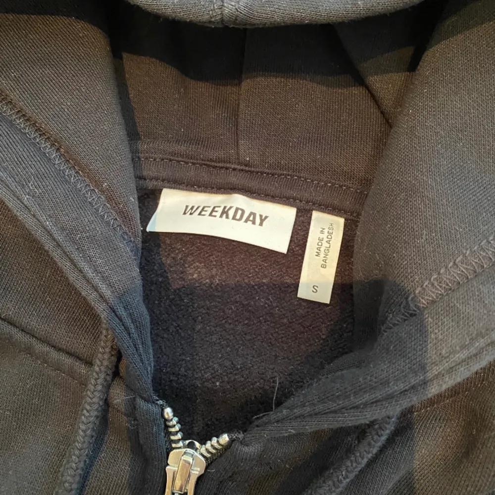 Weekday svart hoodie standard zip i strl S, superfint skick. Som ny. Endast använd fåtal gånger.. Hoodies.