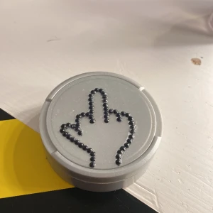Snus dosa - En snus dosa jag har pynta. Den är tom och diskad. Man kan fylla på med egen snus i den.