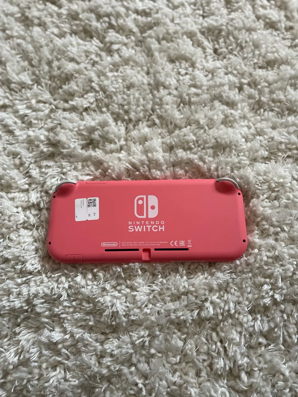 Helt ny Nitendo switch lite aldrig använt säljs pågrund av att den inte används Laddare och två spel är säljs med Nintendot . Övrigt.