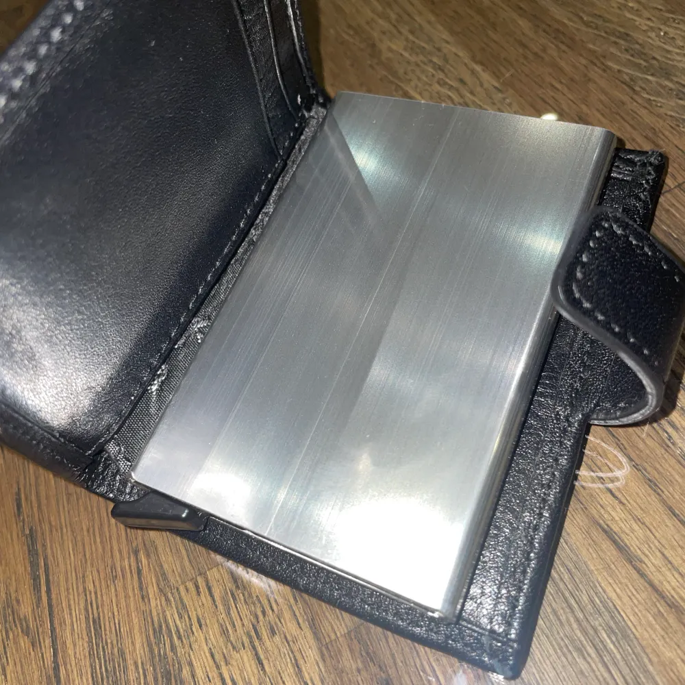 Denna plånboken är aldrig använd och är helt ny köpt! Förpackningen är  inte  så man får inte med den!. Övrigt.