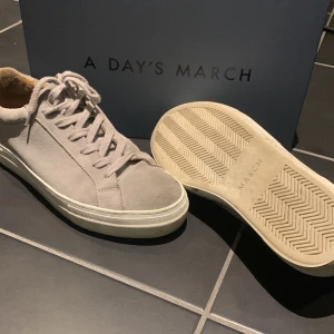 Skor - Säljer att par a days march skor som är väldigt fint skick då de knappt är använda, ny pris ligger på 1800kr. Finns även vita skosnören till dessa skriv vid funderingar!