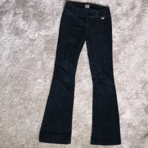 Miss sixty lågmidjade jeans - Snygga jeans från miss sixty med dragkedjor på baksida ben. Midjemått: 68cm Innerbenslängd: 78cm Bootcut bredd: 24cm