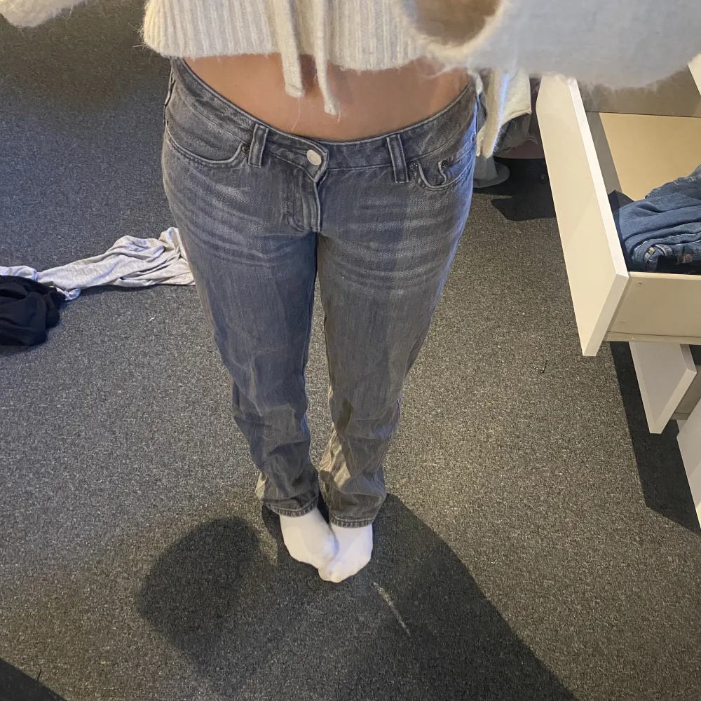 Jättefina grå lågmidjade jeans, används inte längre . Jeans & Byxor.