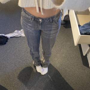 Jättefina grå lågmidjade jeans, används inte längre 