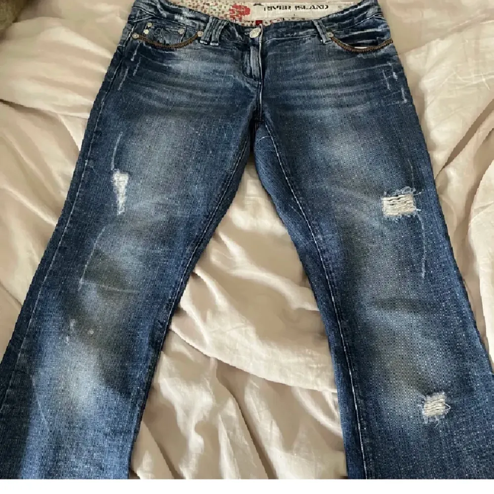 hej säljer dom här otroligt snygga jeansen då dom tyvärr var för stora. Aldrig använda.  Dom är lågmidjadjade och bootcut.( bilderna är från den förra säljaren) skriv privat för mer bilder eller mått❤️. Jeans & Byxor.