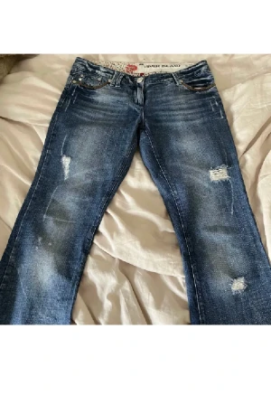 lågmidjade jeans  - hej säljer dom här otroligt snygga jeansen då dom tyvärr var för stora. Aldrig använda.  Dom är lågmidjadjade och bootcut.( bilderna är från den förra säljaren) skriv privat för mer bilder eller mått❤️