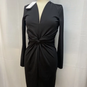 Vila klänning - Svart vila klänning. Helt ny med lappen kvar. Har klänningen i storlek S och M. 