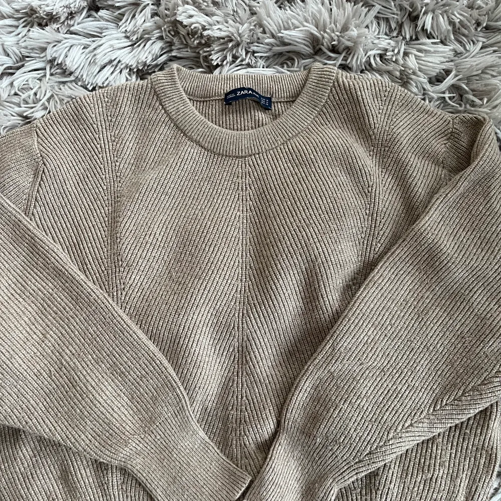 Säljer denna beigea stickade tröjan då den inte kommer till användning💫 Storleken är M men passar mig som är xs/s. Stickat.
