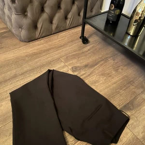 Bik bok kostymbyxor  - Säljer dem trendiga kostymbyxor från bik bok pga för stor i strlk, dem är i storlek 38. I väldigt bra skick använda ett fåtal gånger. Köpta för 499kr säljer för 250. Vid snabb affär kan pris diskuteras. 