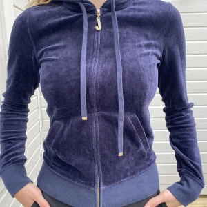 Juicy Couture kofta - Säljer min marinblåa kofta från Juicy Couture som inte längre kommer till användning🥰 Priset går att diskutera