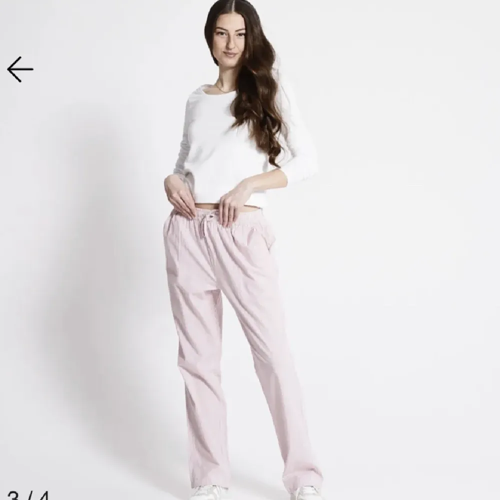 (Lånade bilder) Rosa och vit randiga populära pyjamasbyxor från lager 157🩷🤍. Jeans & Byxor.
