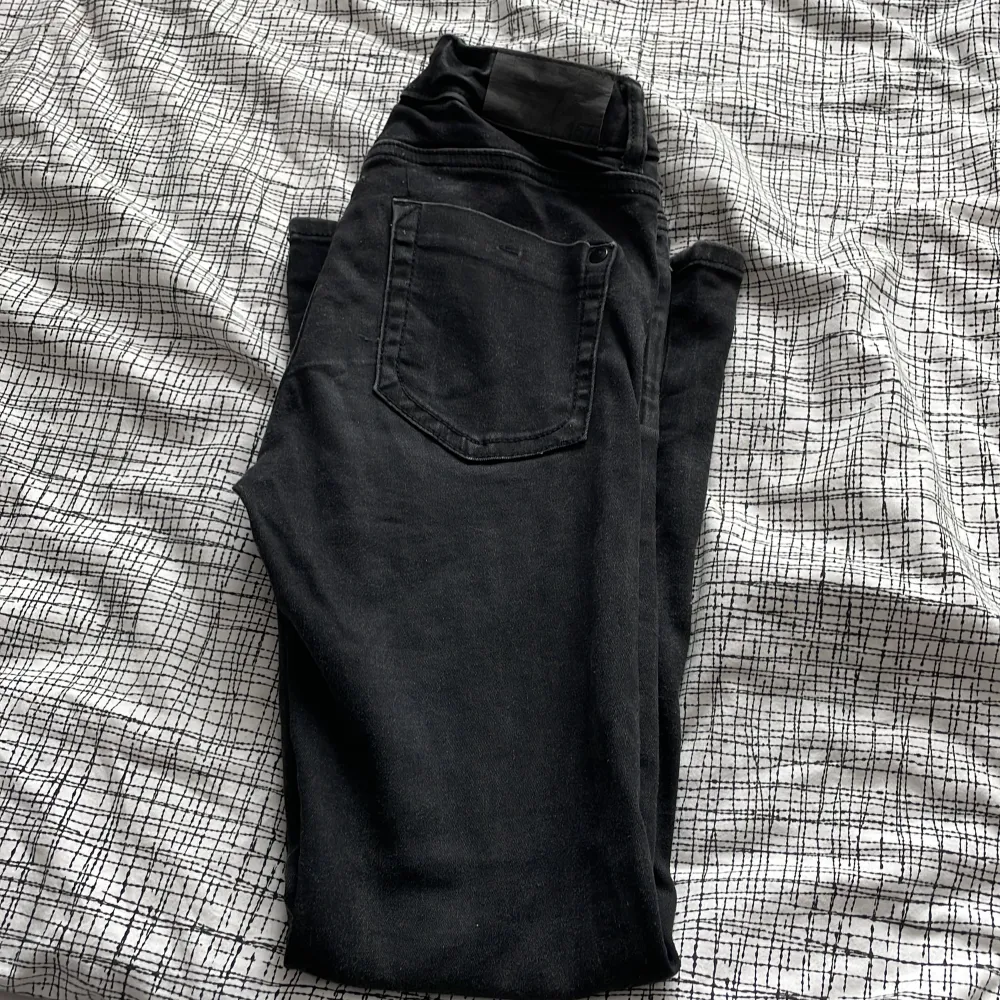 Säljer mina byxor som är försmå och kommer inte till nån användning. Jättefina svarta flare. Skriv till mig om du är intresserad😊. Jeans & Byxor.