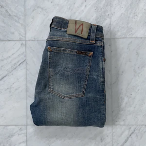 Nudie Jeans ’Skinny Lin’ - Säljer nu dessa feta Nudie Jeans i den eftertraktade modellen ’Skinny Lin’ som har en slim/skinny passform. Jeansen är i kanon skick utan några defekter - Nypris: 1800 kr - Storlek: 28/32 - Hör av er vid minsta fråga eller fundering :)