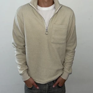 1/4 zip stockholmsstil - Säljer denna super stiliga quarterzip från jack & jones. Funkar perfekt både som kofta och overshirt.