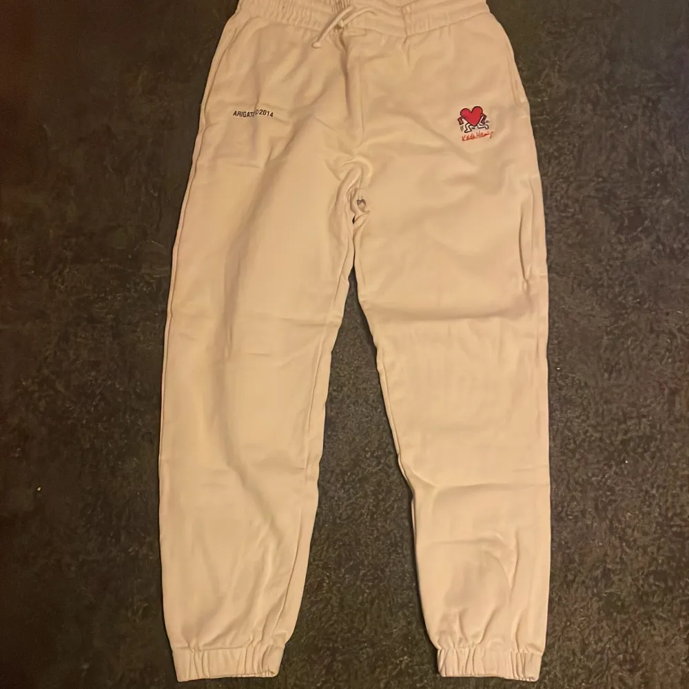 Sköna mjukis byxor gjord av Axel Arigato med en collab av Keith haring, Nypris 2000kr, Jag säljer för 950kr då de har använts. . Jeans & Byxor.