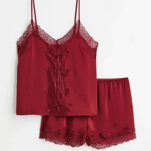 Pyjamas - Superfin röd pyjamas från hm. Den är endast testad❤️❤️