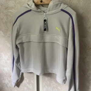 Puma tröja - Vit pumpa tröja med gula och lila detaljer ❤️strl 36-38