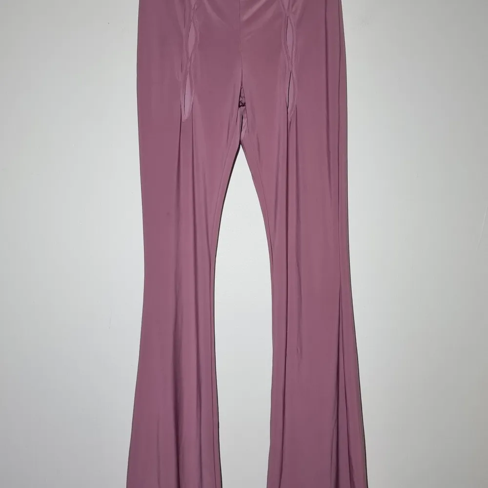 Dusty pink/syrenlila utsvängda leggings med hög midja och hålmönster på framsidan. Unik design i modern bohemisk stil . Jeans & Byxor.