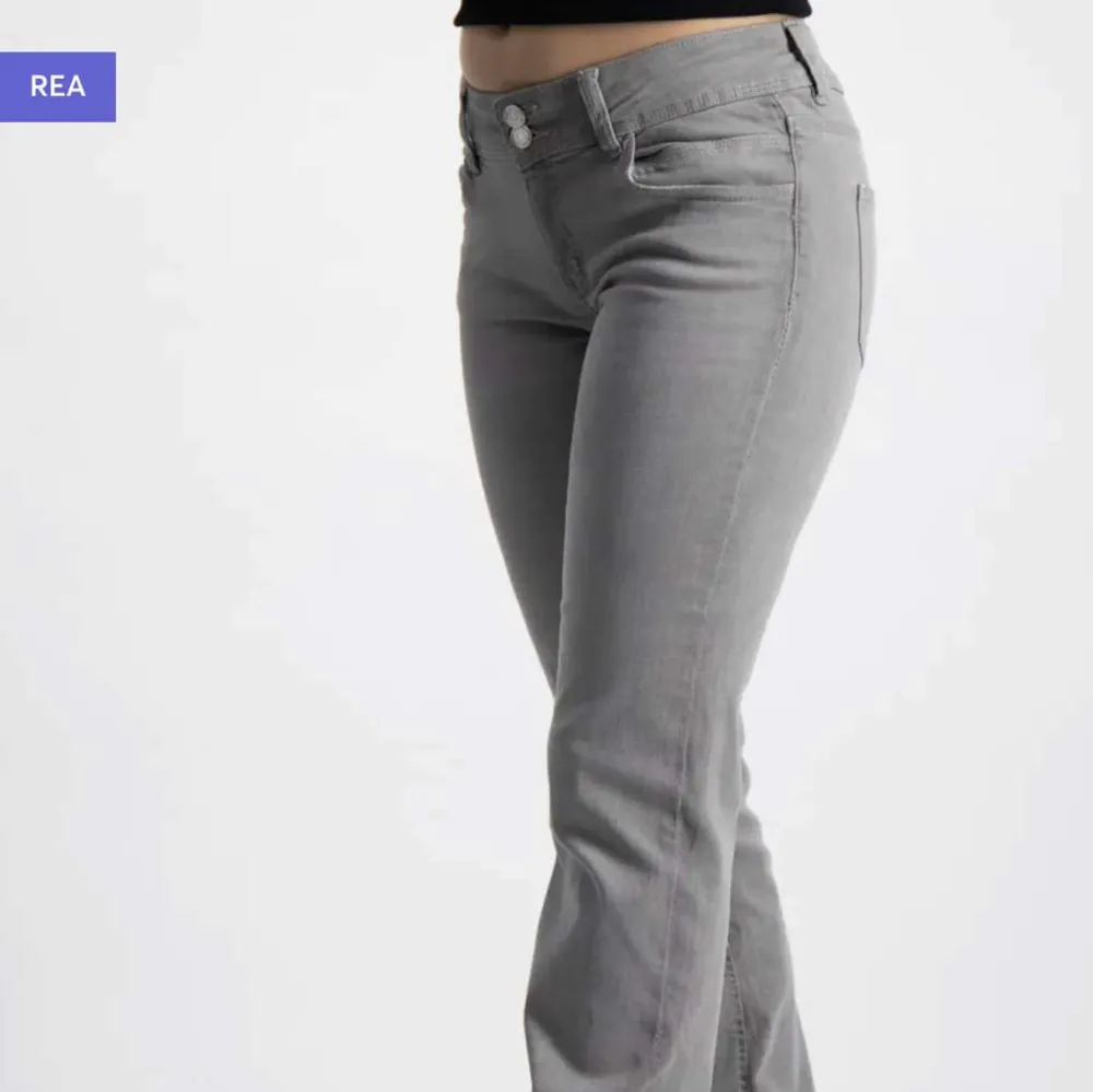 Söker dessa gina grå lowwaist flare jeans i storlek 164cm💓. Jeans & Byxor.