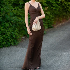 Balklänning - Säljer min otroligt fina balklänning som bara använts en gång🤎skriv vid frågor🥰 köpt för: 2600kr 