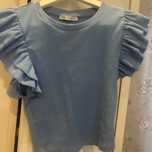 Zara volang topp - Säljer nu denna fina volang topp från zara då den ej kommit till användning, knappt använd och i mycket bra skick