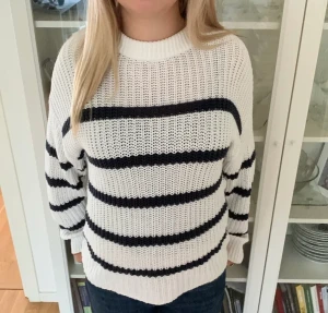 Stickad tröja  - Fin stickad tröja använd fåtal gånger säljer för att den inte kommer till användning 💕