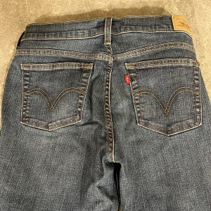 Levis Jeans  - Säljer dessa supersnygga levis jeans som tyvärr är för stora för mig. Skulle rekommendera någon med storlek m nästan L att köpa dessa. Perfekta i längden (jag är 168), men för stora i midjan.