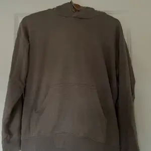 Beige hoodie som används fåtal gånger. Nypris 200kr