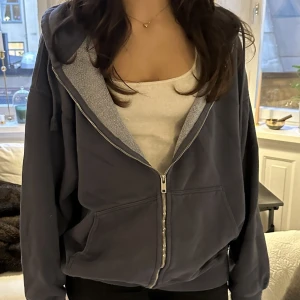 Brandy Melville zip-up  - Mysig tjocktröja men kommer inte till användning längre. Använd ett fåtal gånger men köptes för ca 1 år sen. Den är one size men passar upp till Large❣️