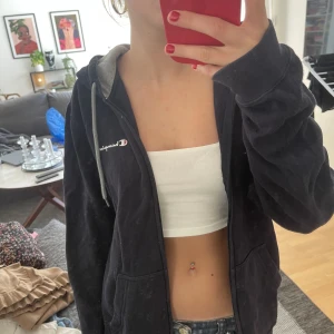 Champion hoodie - Sip-up hoodie från Champion i marinblå. Superfin och unik med grå insida och snören. Nyskick och jättefin!