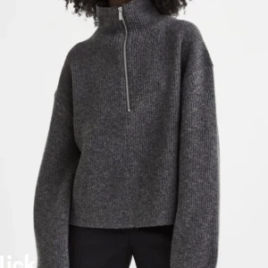 Stickad tröja - Grå stickad tröja från hm, i nyskick! Gratis frakt genom appen!💗