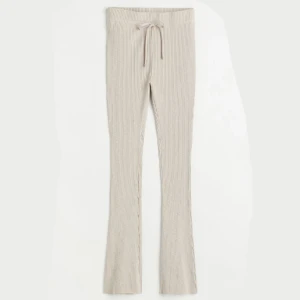 Ribbade byxor 36 / S - Ribbade byxor från H&M. Använda några gånger men är i bra skick.