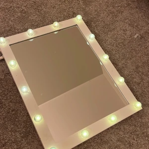 Spegel⭐️ -  Fin spegel med lyse skriv för   fler bilder eller intresse ❤️