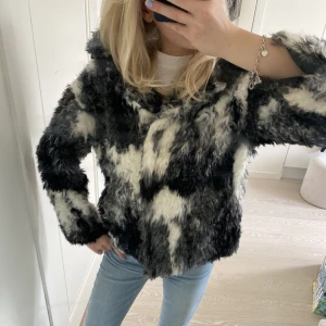 Pälsjacka  - Sååå snygg pälsjacka från zara som jag är helt kär i, brukar ha lite svårt för fejkpäls men denna är i princip identisk med äkta fårull💕 