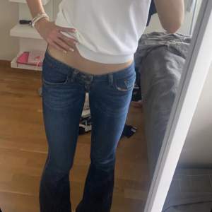 Så fina lågmidjade jeans💓 midja 76cm och innerbenslängd 83cm