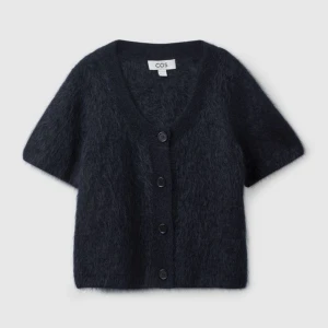 Short-sleeve mohair cardigan COS - Säljer denna eftertraktade och slutsålda koftan i mohair från cos❤️‍🔥 så snygg och skön! Färgen är mörkblå 💖HÖGSTA BUD PÅ 950kr💖