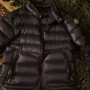 Moncler jacka  - Hej jag säljer min Moncler jacka som är i bra skick och är i storklek S färgen på den är Blå/navy. Jackan är väldigt skön som kan både användas på vintern, hösten och våren. Pris kan diskuteras via snapchat Willsven11