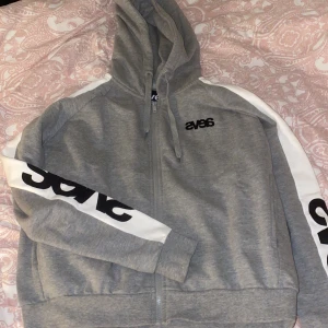 Grå kofta  - Superfin grå kofta från Svea, endast använd 1 gång så skicket är som ny. Storlek S