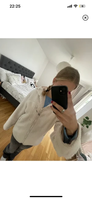 Teddy jacka - Såå mysig teddy jacka, är i strlk xs men är overzized så typ s-m!!🥰 Ääälskar nu till hösten🍁🍁🍂
