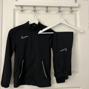 Nike Träningsset - Junior - Bra skick, använd fåtal gånger - Dragkedja nedtill på byxorna